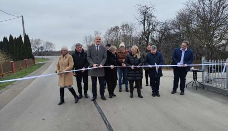 Od rozmów w Sulisławicach do poświęcenia - w Ciszycy oficjalnie otworzono wyremontowany odcinek drogi.