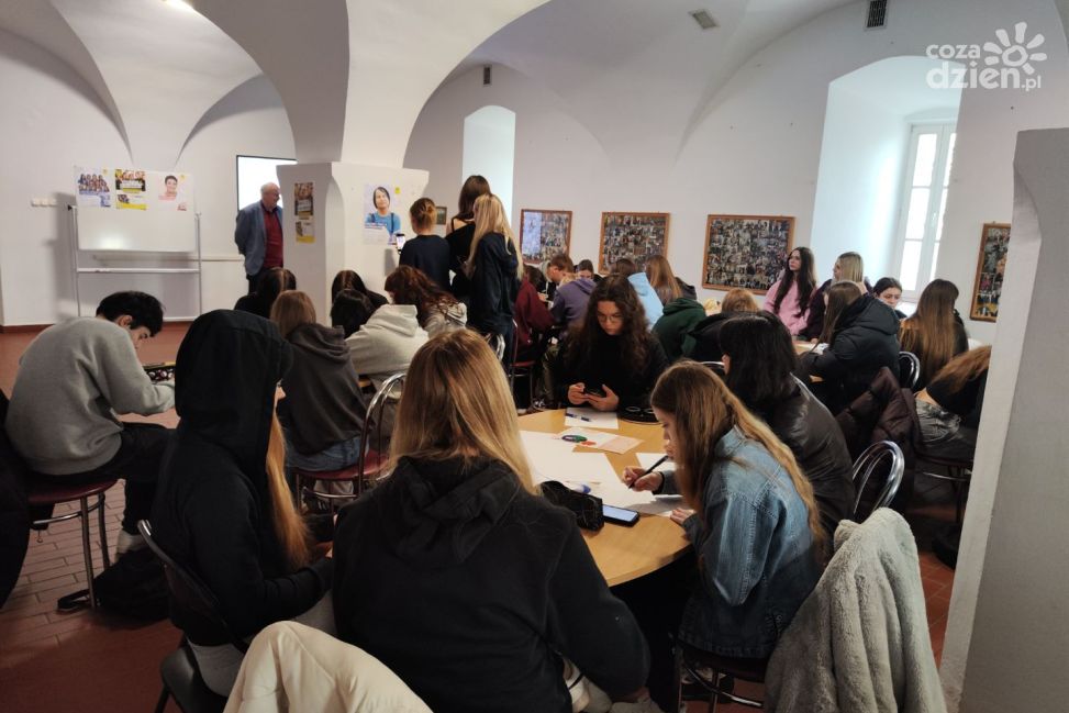 Uczniowie Collegium Gostomianum włączyli się w globalny Maraton Pisania Listów Amnesty International