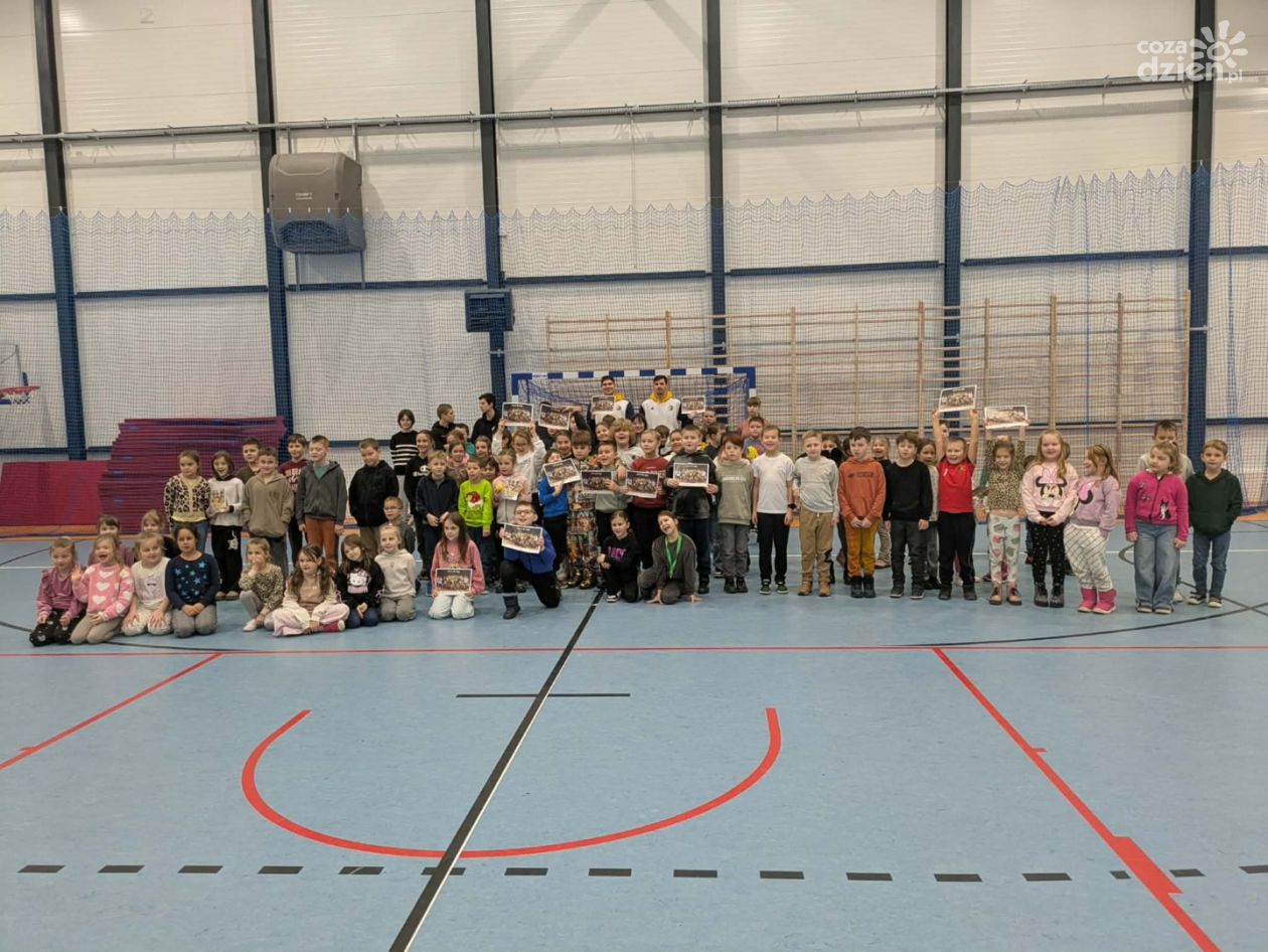 Uczniowie spotkali się z gwiazdami Industrii Kielce – trening pełen pasji i inspiracji!