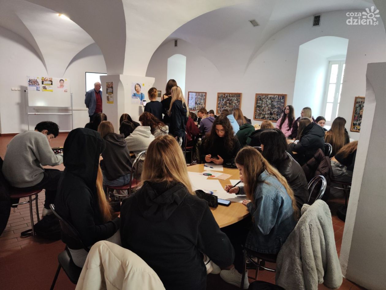 Uczniowie Collegium Gostomianum włączyli się w globalny Maraton Pisania Listów Amnesty International