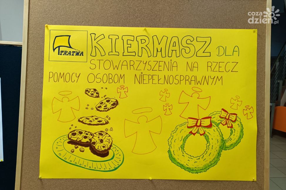 Anioły, stroiki i pomoc. Wolontariusze z Mokoszyna tworzą świąteczny kiermasz dla „Tratwy”