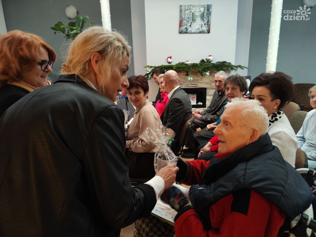 Świąteczne rękodzieło i rozmowy ponad pokoleniami. Podsumowanie projektu w DPS w Sandomierzu