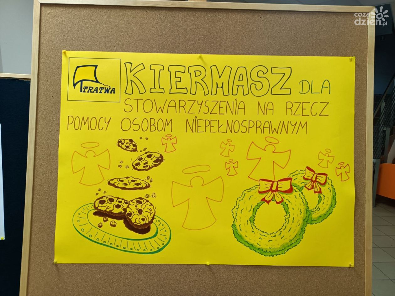 Anioły, stroiki i pomoc. Wolontariusze z Mokoszyna tworzą świąteczny kiermasz dla „Tratwy”
