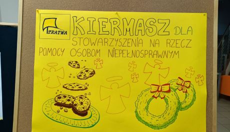 Anioły, stroiki i pomoc. Wolontariusze z Mokoszyna tworzą świąteczny kiermasz dla „Tratwy”