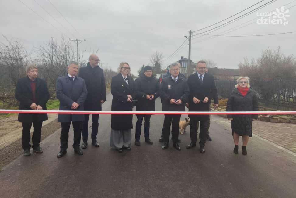 Święcica z nową drogą. Wspólny sukces gminy, powiatu i wojewody