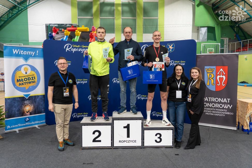 Mateusz Durtka na podium Charytatywnego Biegu Mikołajkowego w Ropczycach