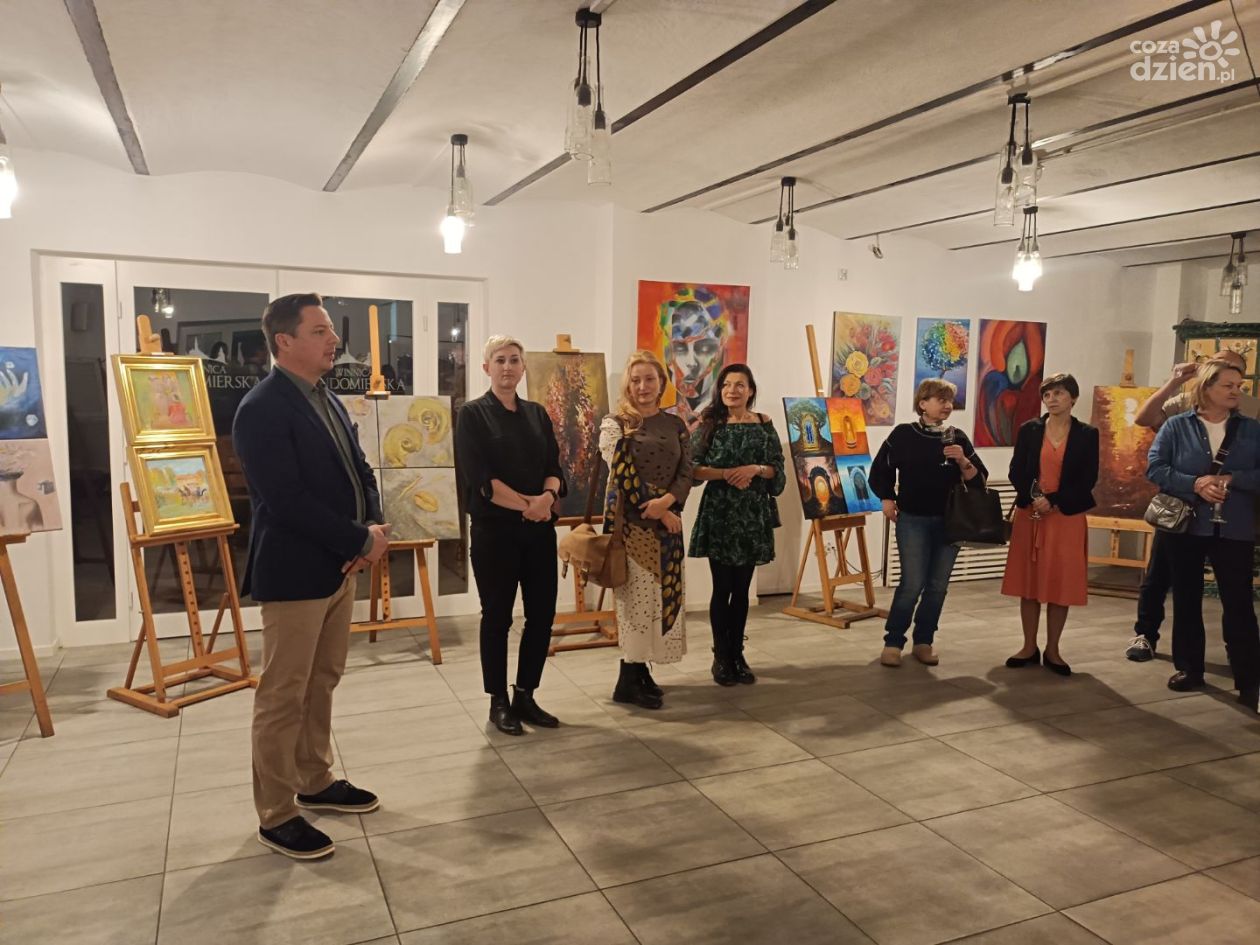 Sztuka i wino w dialogu. Wernisaż „Wina.Grona” w Winnicy Sandomierskiej