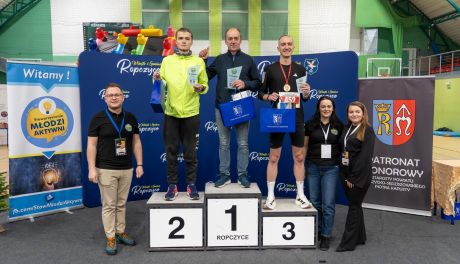 Mateusz Durtka na podium Charytatywnego Biegu Mikołajkowego w Ropczycach