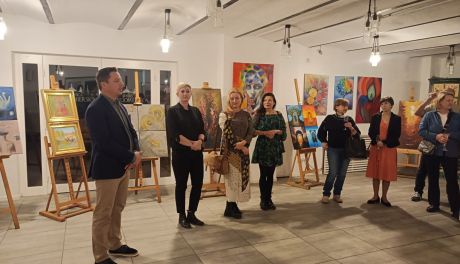 Sztuka i wino w dialogu. Wernisaż „Wina.Grona” w Winnicy Sandomierskiej