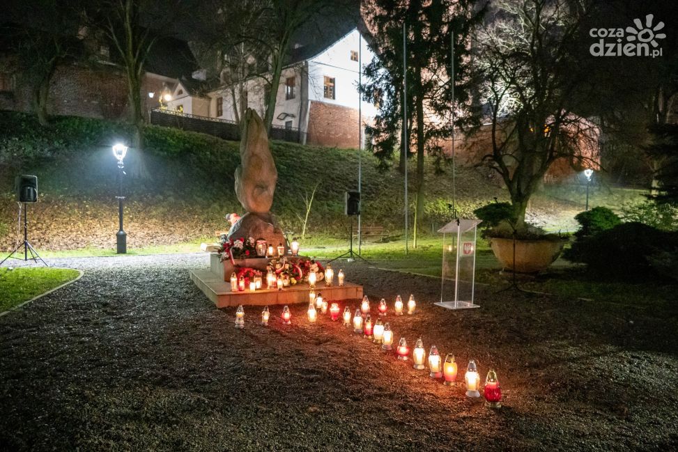 Sandomierz pamięta o ofiarach stanu wojennego. Hołd złożony pod Pomnikiem Solidarności