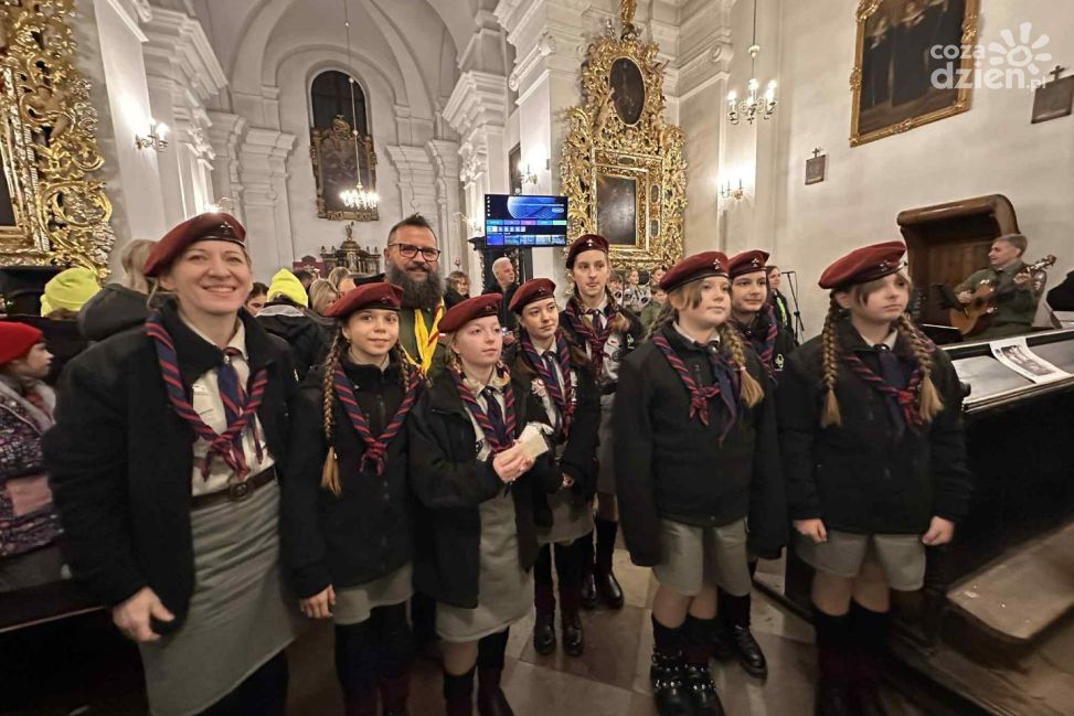 Betlejemskie Światełko Pokoju dotarło do Sandomierza. Harcerze niosą przesłanie pokoju