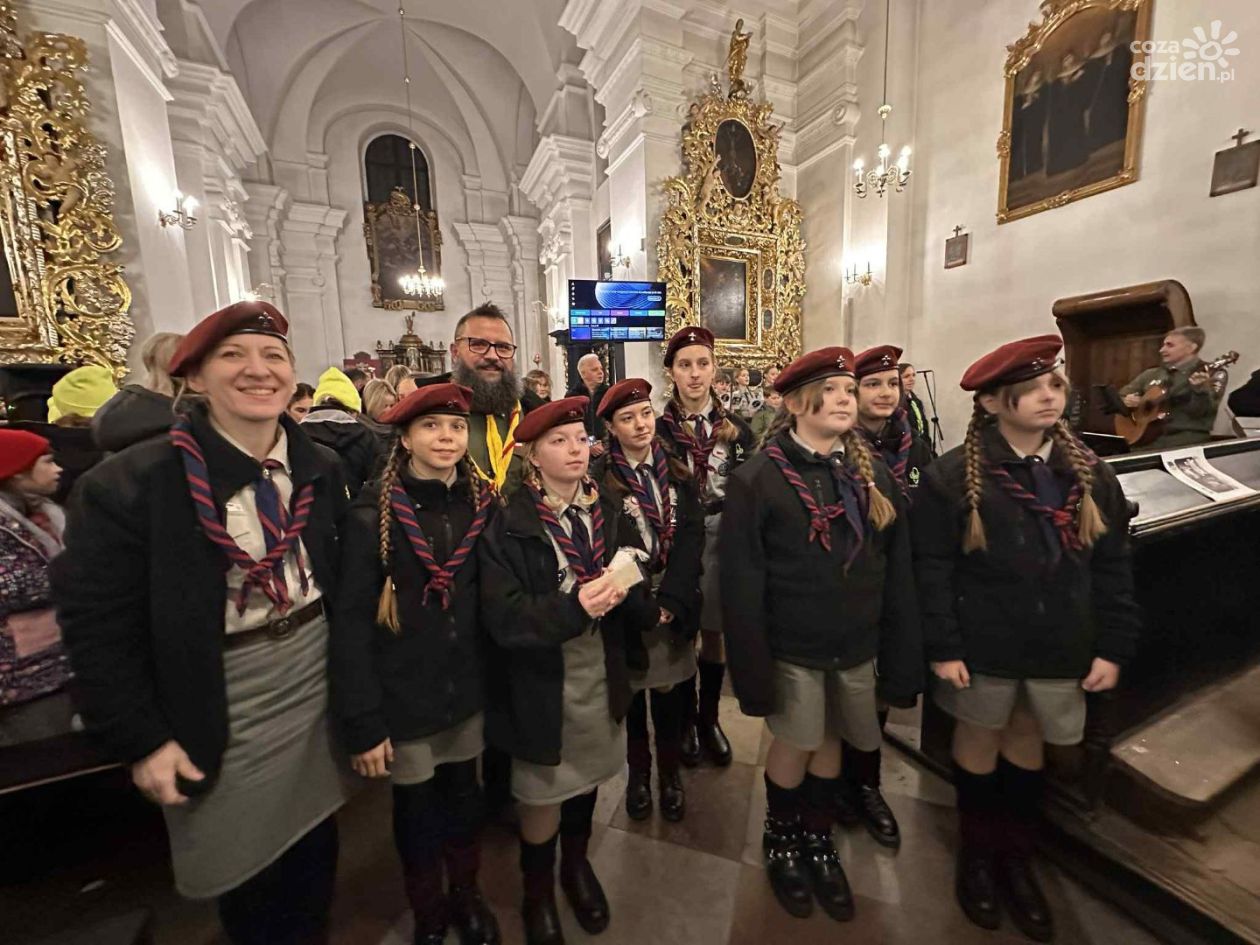 Betlejemskie Światełko Pokoju dotarło do Sandomierza. Harcerze niosą przesłanie pokoju