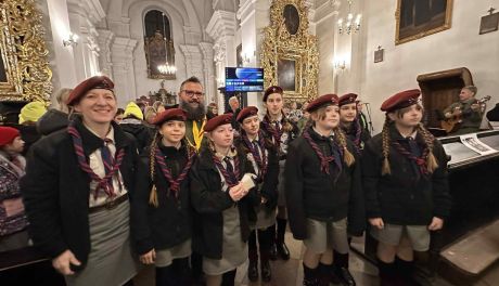 Betlejemskie Światełko Pokoju dotarło do Sandomierza. Harcerze niosą przesłanie pokoju