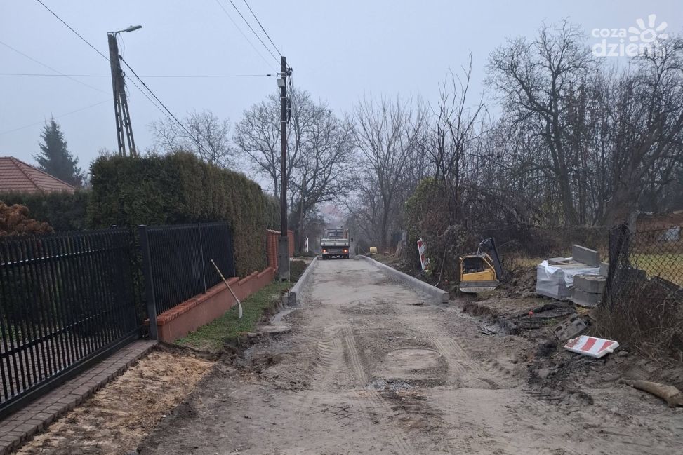 Ruszyły prace na ulicy Akacjowej. Remonty na osiedlu Gołębice trwają