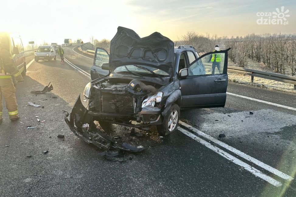 Zderzenie dwóch aut na DK9 w Piasecznie. Jedna osoba w szpitalu