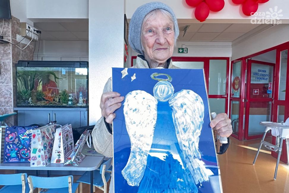 Międzypokoleniowy gest serca. Mieszkańcy DPS-u odwiedzili oddział pediatryczny w Sandomierzu