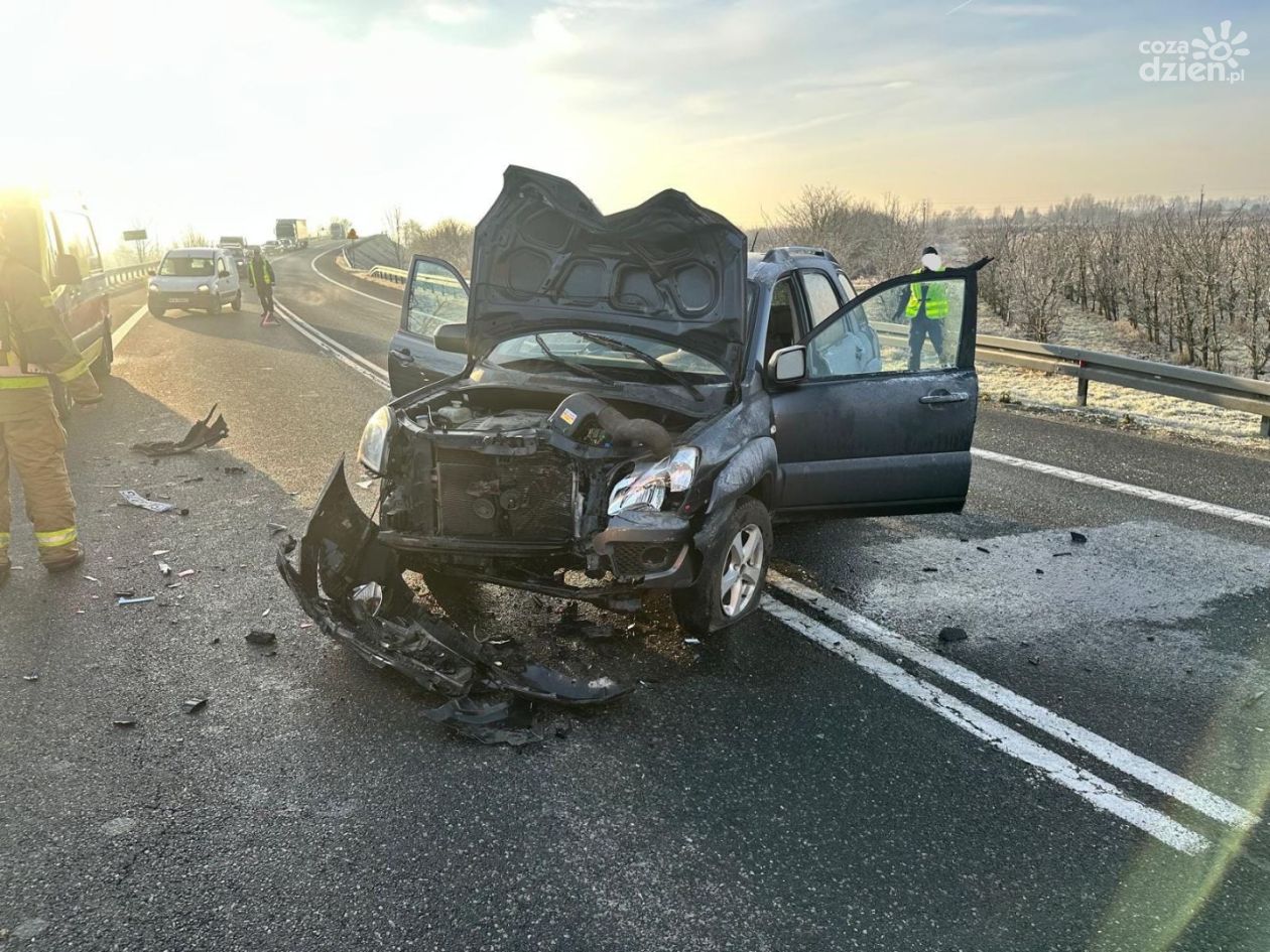 Zderzenie dwóch aut na DK9 w Piasecznie. Jedna osoba w szpitalu
