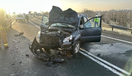 Zderzenie dwóch aut na DK9 w Piasecznie. Jedna osoba w szpitalu