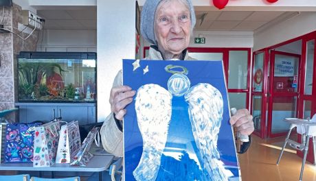 Międzypokoleniowy gest serca. Mieszkańcy DPS-u odwiedzili oddział pediatryczny w Sandomierzu