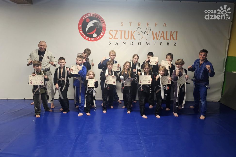 Ponad dwugodzinny egzamin BJJ w Fabryce Ruchu w Sandomierzu. Kamil Maziarz z purpurowym pasem