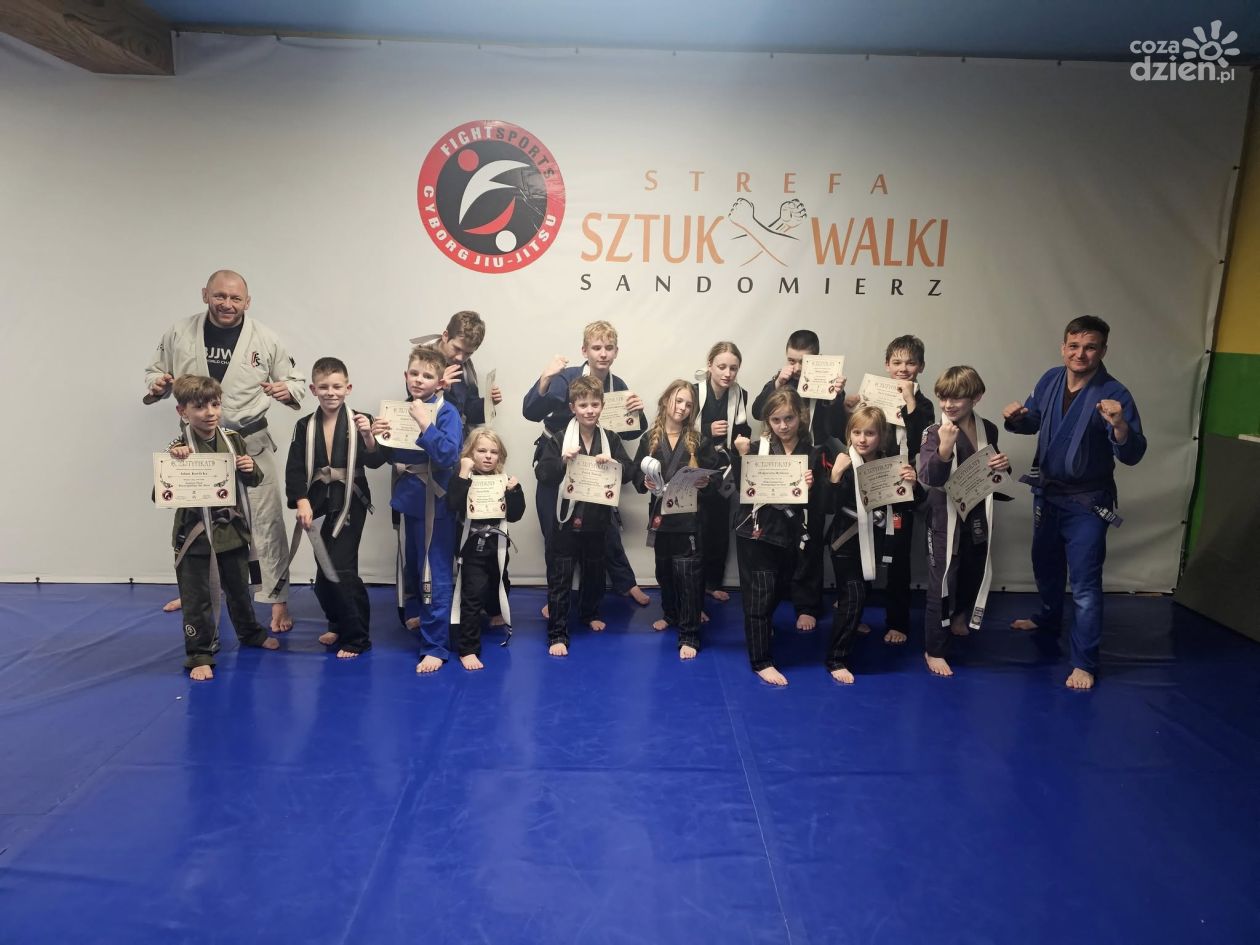 Ponad dwugodzinny egzamin BJJ w Fabryce Ruchu w Sandomierzu. Kamil Maziarz z purpurowym pasem