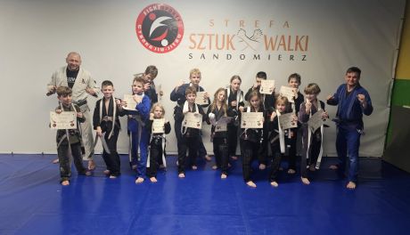 Ponad dwugodzinny egzamin BJJ w Fabryce Ruchu w Sandomierzu. Kamil Maziarz z purpurowym pasem