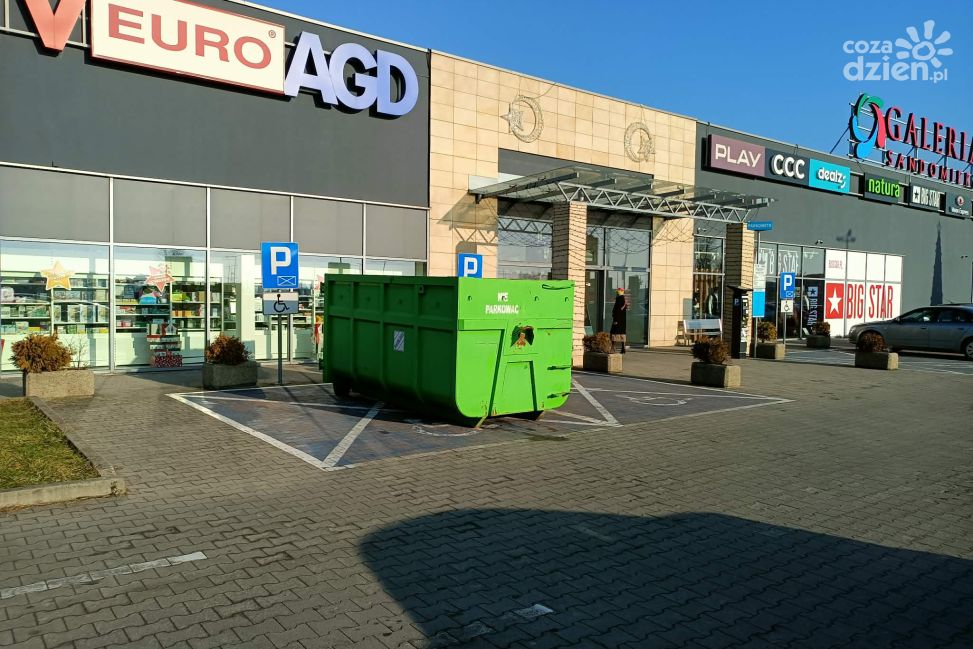 Zbiórka elektrośmieci pod Galerią Sandomierz. Postawiono kontenery na… miejscach parkingowych dla osób niepełnosprawnych