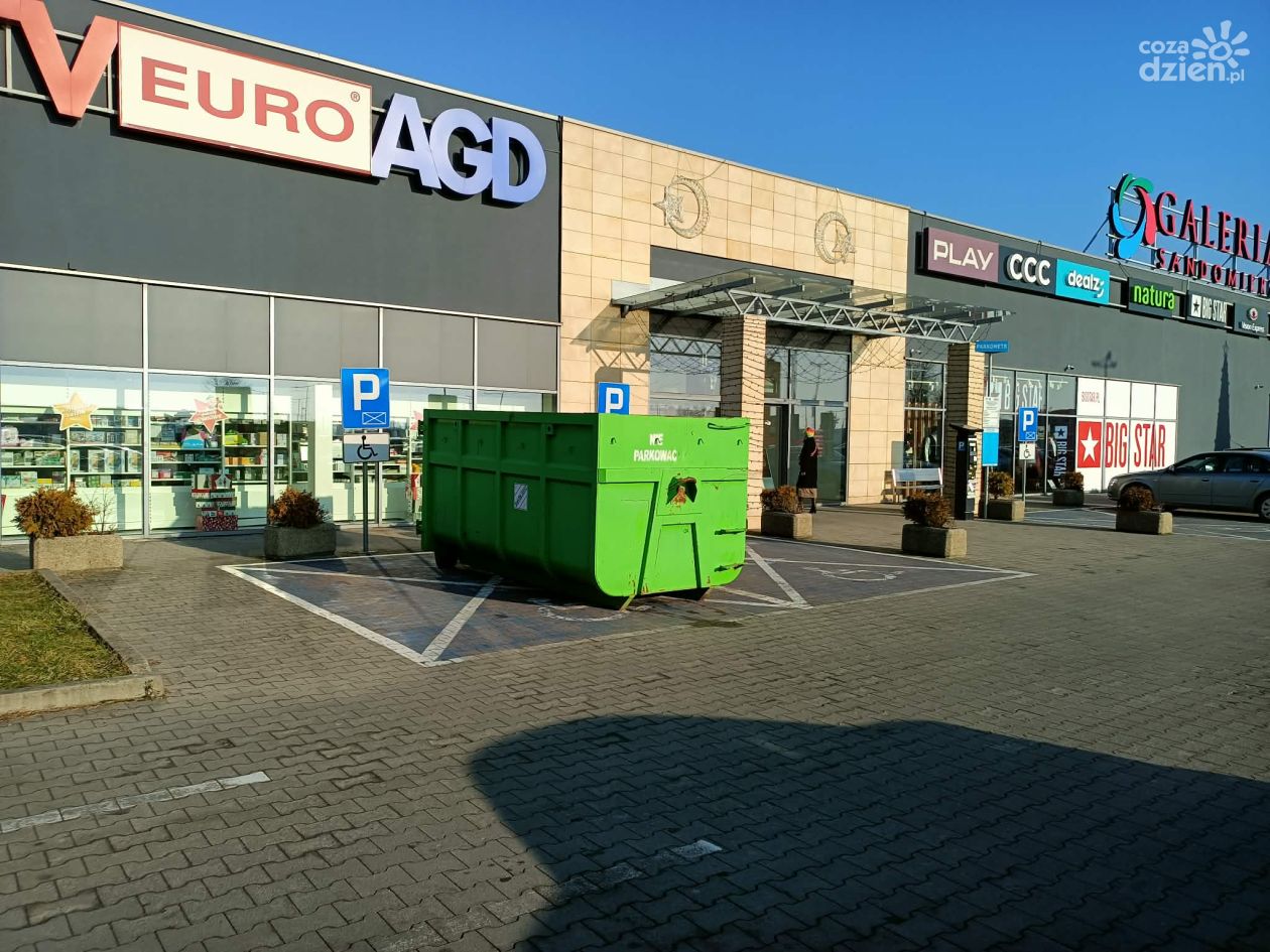 Zbiórka elektrośmieci pod Galerią Sandomierz. Postawiono kontenery na… miejscach parkingowych dla osób niepełnosprawnych