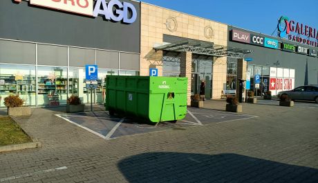 Zbiórka elektrośmieci pod Galerią Sandomierz. Postawiono kontenery na… miejscach parkingowych dla osób niepełnosprawnych