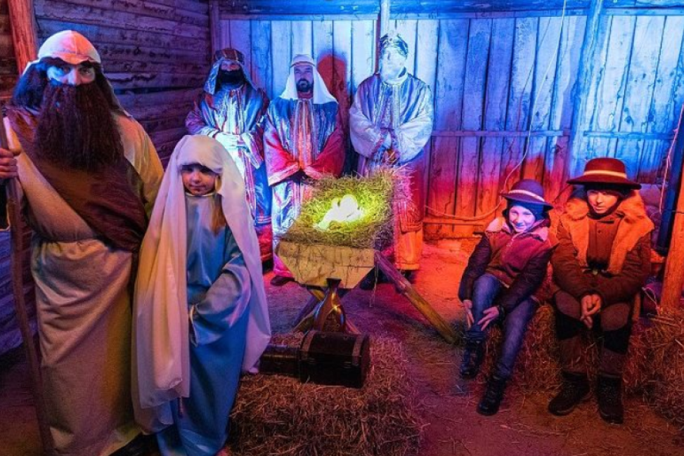 Widowiskowa pasterka w Ossolinie. Inscenizacja, Trzej Królowie konno i obecność biskupa