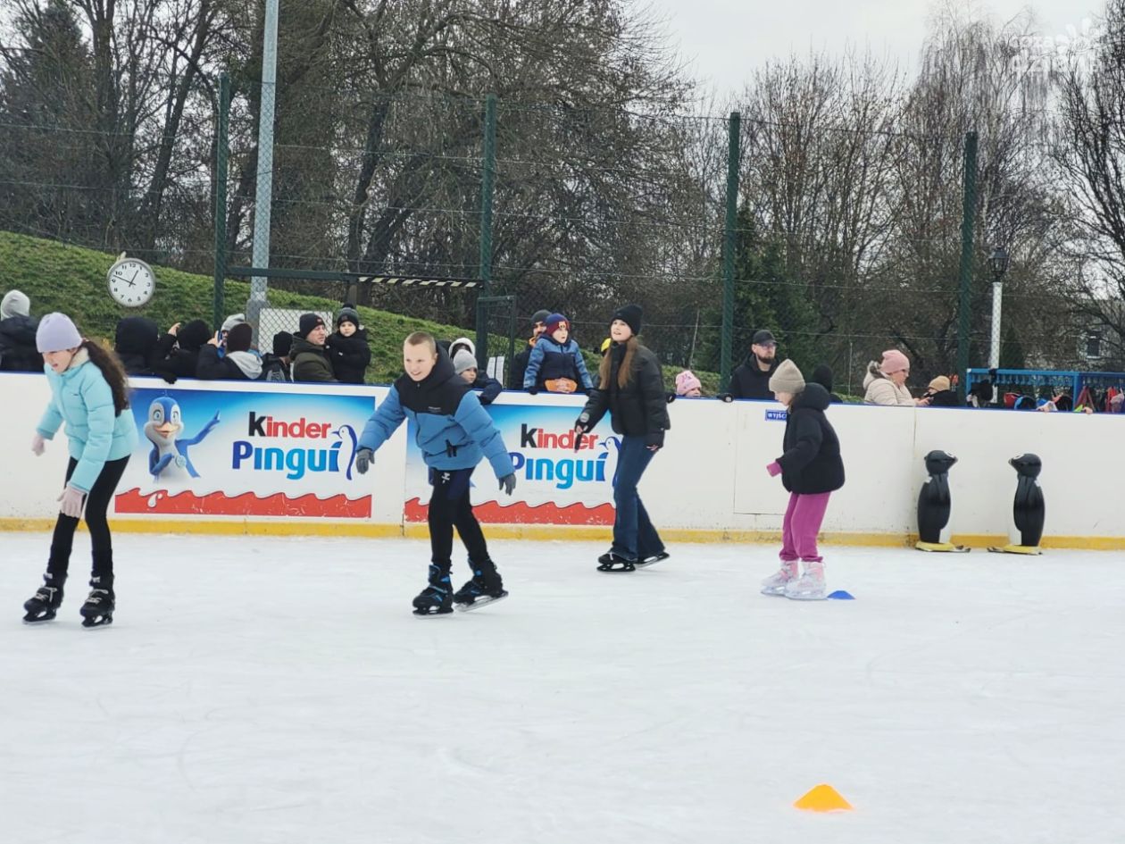Aktywnie i edukacyjnie na lodowisku w Sandomierzu