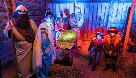 Widowiskowa pasterka w Ossolinie. Inscenizacja, Trzej Królowie konno i obecność biskupa