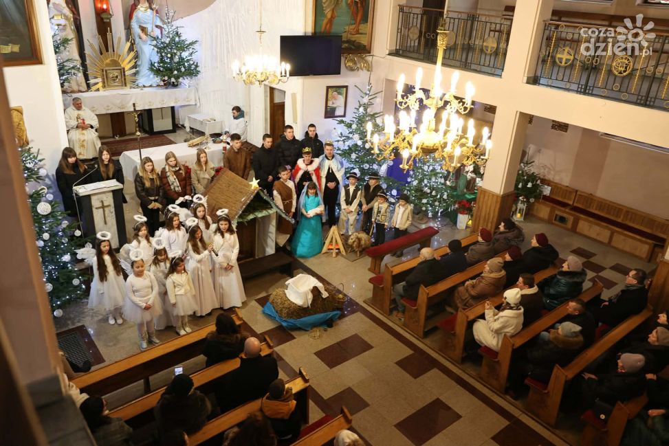 Strażackie jasełka w kościele pw. św. Jadwigi Śląskiej w Świątnikach [ZDJĘCIA]