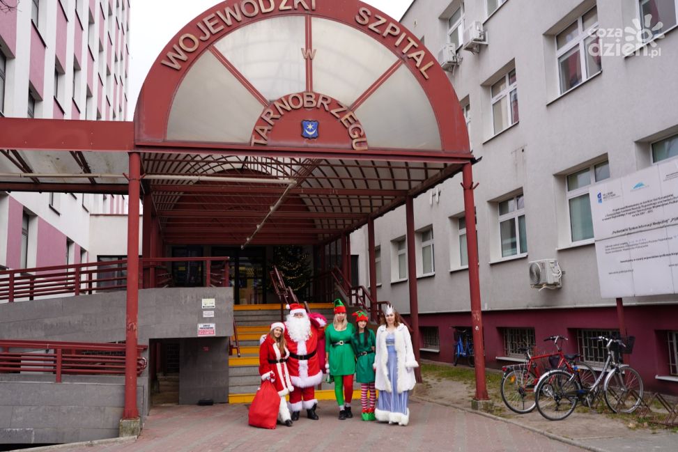 Magia świąt na oddziałach dziecięcych. Brygada Bajkowych Animatorów odwiedziła tarnobrzeski szpital
