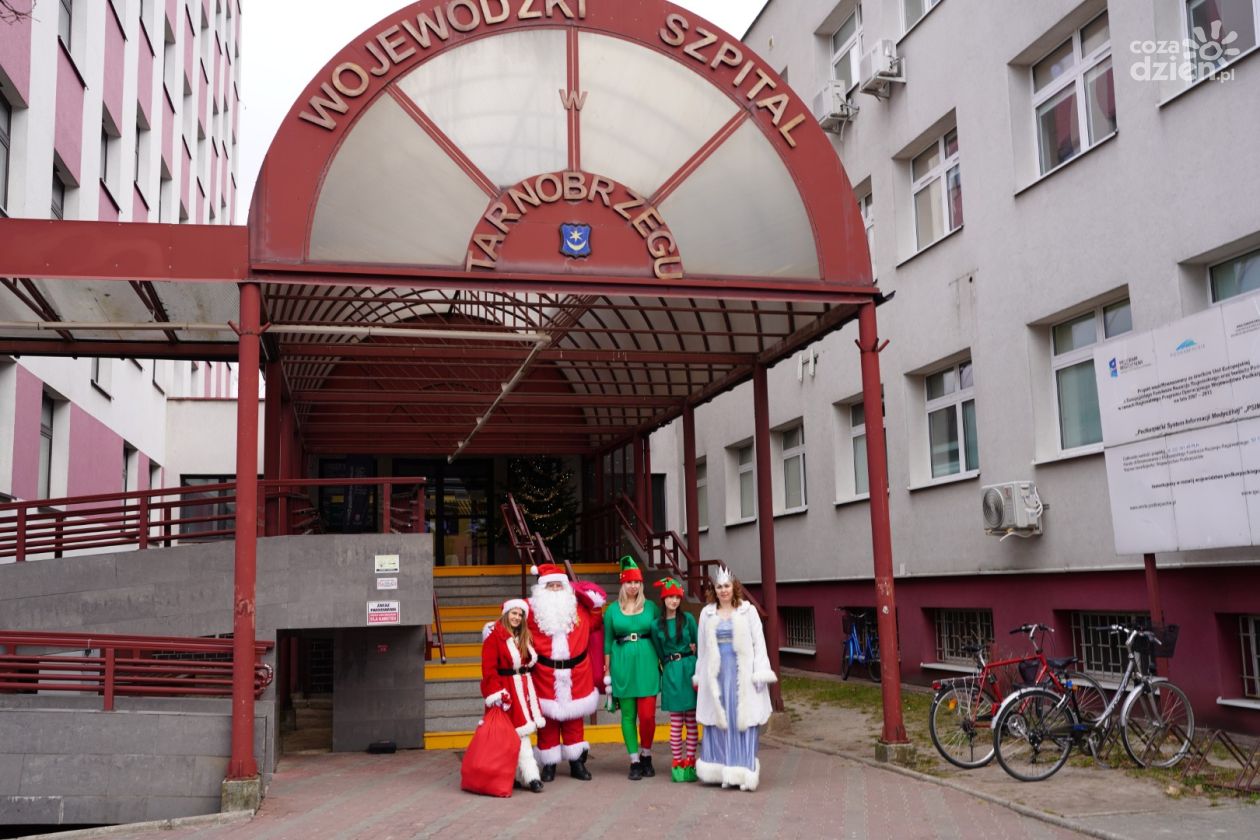 Magia świąt na oddziałach dziecięcych. Brygada Bajkowych Animatorów odwiedziła tarnobrzeski szpital