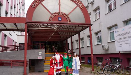 Magia świąt na oddziałach dziecięcych. Brygada Bajkowych Animatorów odwiedziła tarnobrzeski szpital