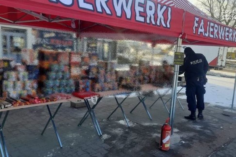 Sandomierska policja kontroluje punkty sprzedaży fajerwerków – przypomnienie zasad bezpieczeństwa