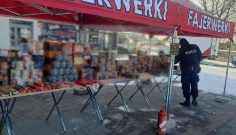 Sandomierska policja kontroluje punkty sprzedaży fajerwerków – przypomnienie zasad bezpieczeństwa