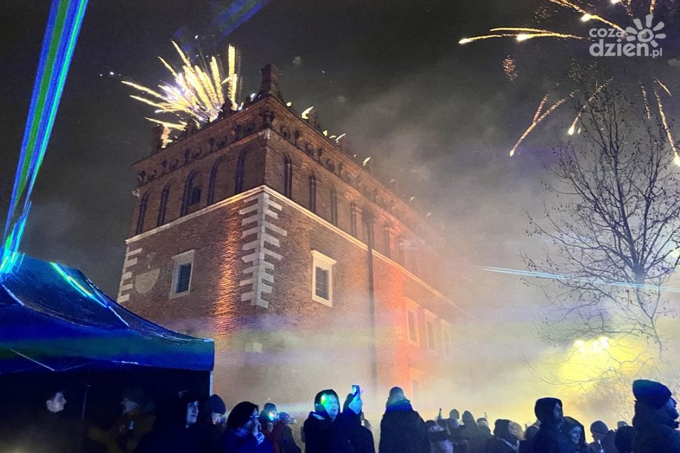 Sylwester pod gwiazdami na sandomierskim Rynku. Mieszkańcy i turyści wspólnie powitali 2026 rok (ZDJĘCIA)