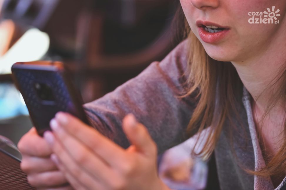 Nowy rok, nowe postanowienia. Jak pokochać siebie w świecie filtrów i lajków?