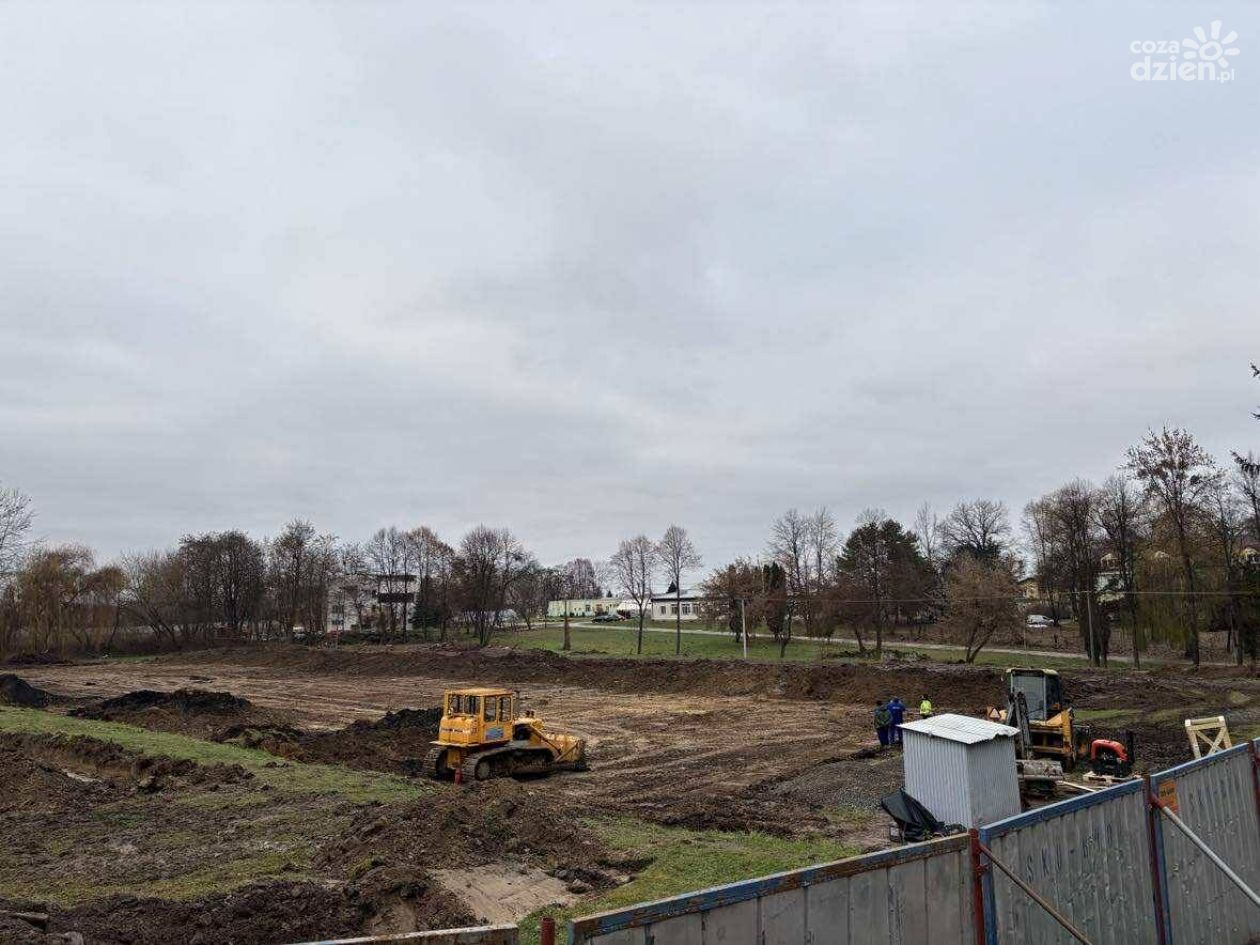 Budowa już trwa. W Sandomierzu powstaje pierwsze pełnowymiarowe boisko ze sztuczną nawierzchnią