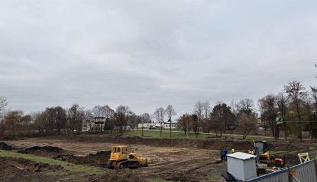 Budowa już trwa. W Sandomierzu powstaje pierwsze pełnowymiarowe boisko ze sztuczną nawierzchnią