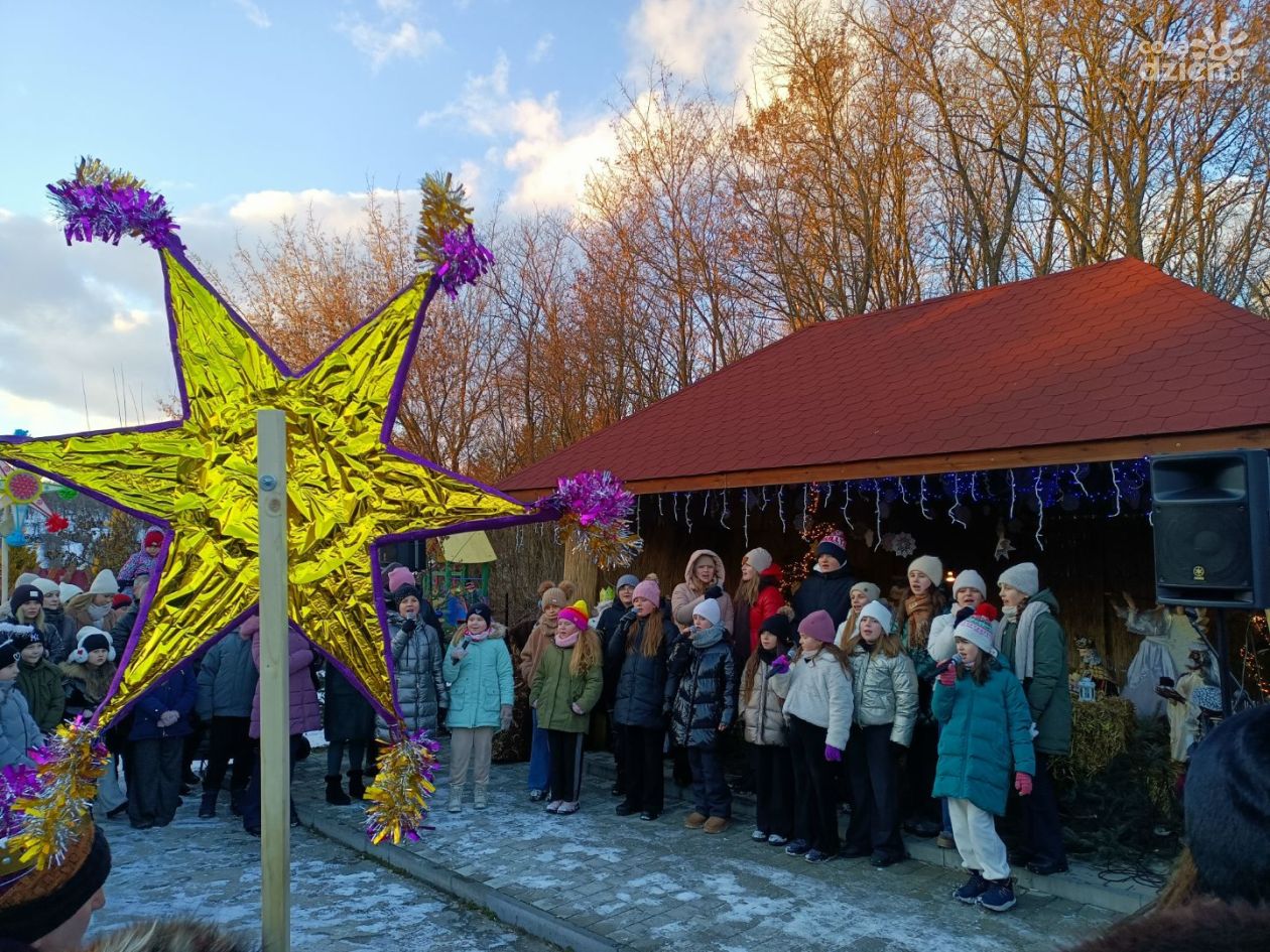 Kolędowanie przy szopce w Milczanach. Wspólne śpiewanie, orszaki i ognisko