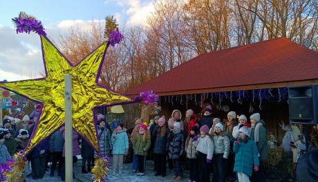 Kolędowanie przy szopce w Milczanach. Wspólne śpiewanie, orszaki i ognisko