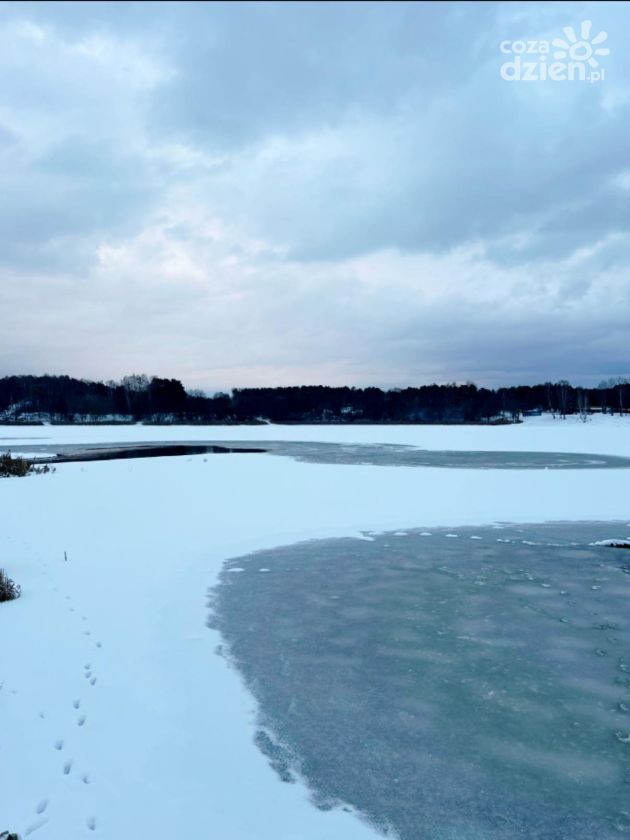 Zalew to nie lodowisko. Zamarznięta tafla może być śmiertelną pułapką