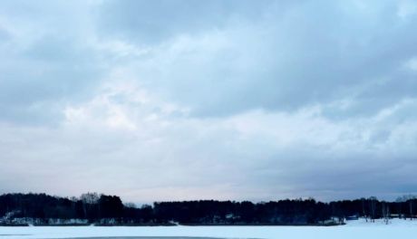 Zalew to nie lodowisko. Zamarznięta tafla może być śmiertelną pułapką