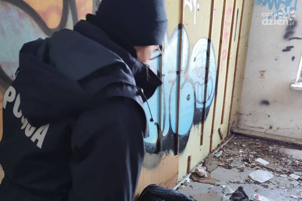 Policja uratowała wychłodzonego mężczyznę w pustostanie w Sandomierzu