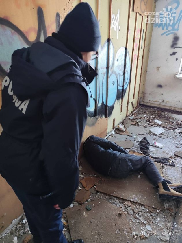 Policja uratowała wychłodzonego mężczyznę w pustostanie w Sandomierzu