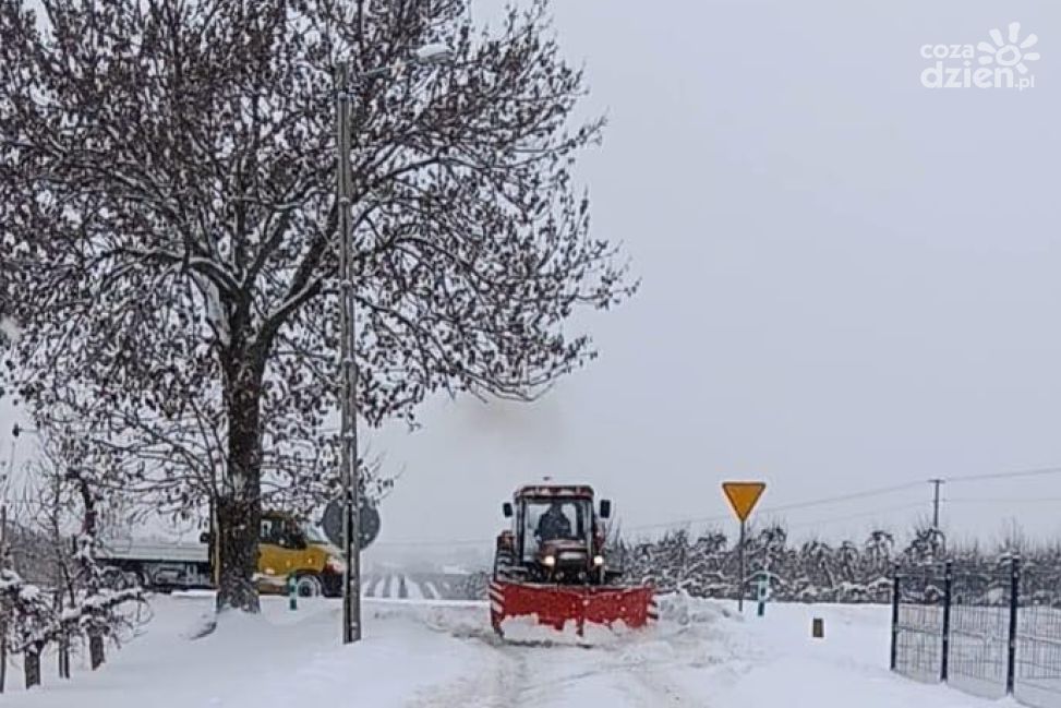 Trwają działania związane z odśnieżaniem dróg w gminie Obrazów