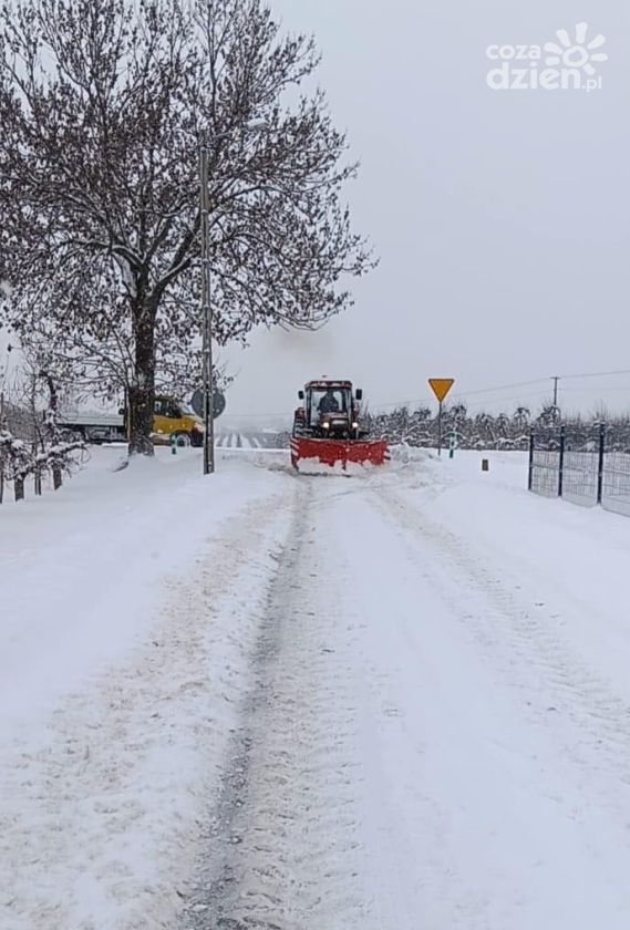 Trwają działania związane z odśnieżaniem dróg w gminie Obrazów